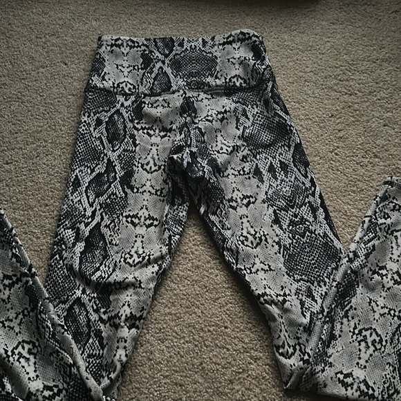 Woman’s lizard print workout leggings - Picture 2 of 2